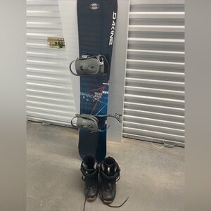 Dakine Snowboard Ride Cue Series 152
 L Series Classic Like New withe Size 9